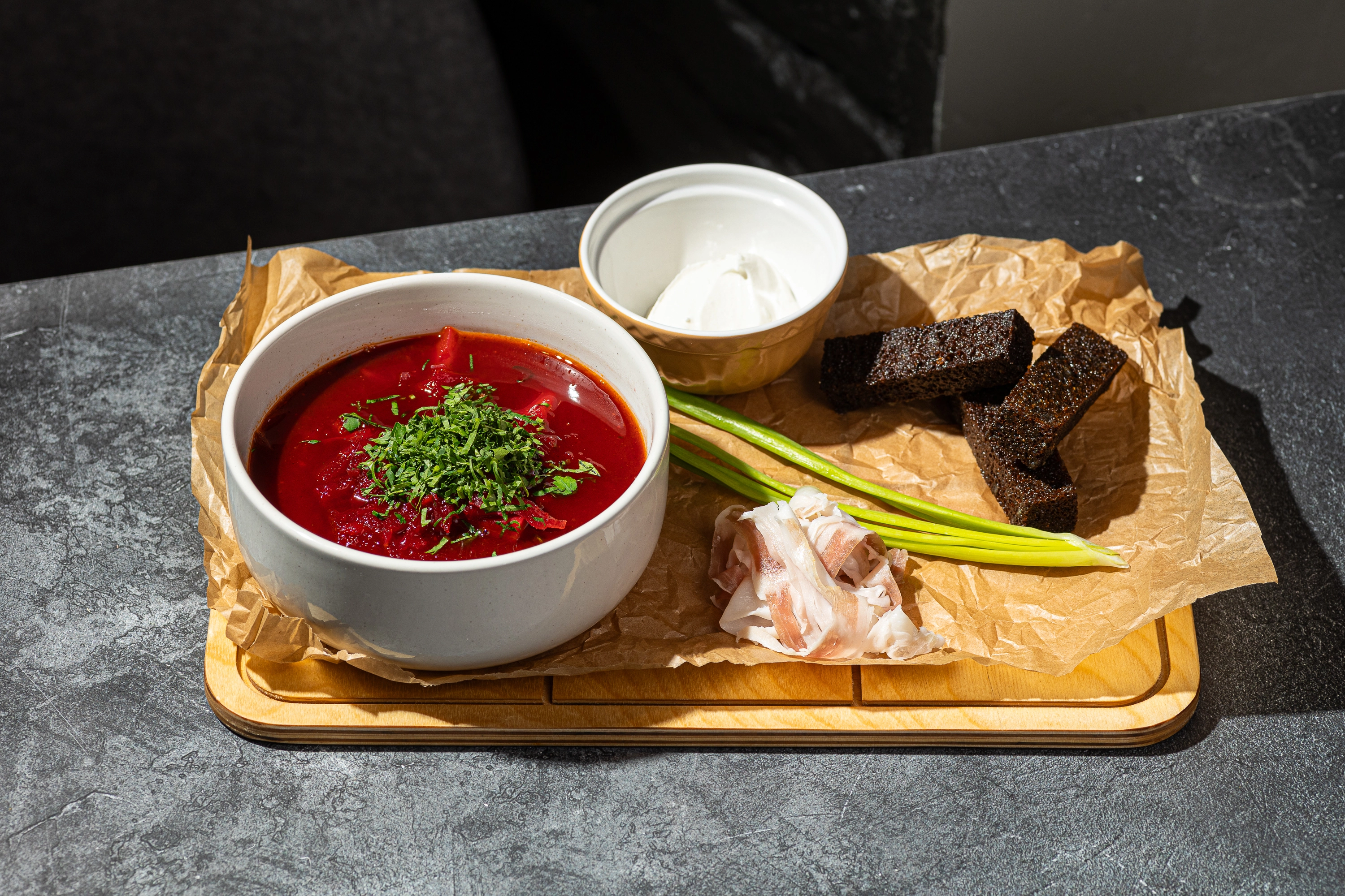 Борщ с томленными щечками, салом и бородинскими гренками