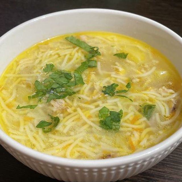 Куриный бульон с лапшой и перепелиным яйцом